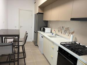 Spacious 1BR Apartment Unirea Towers, Terrace and Parking, near Palas Mall & Podu Roș
