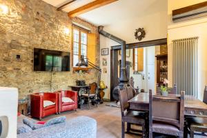 Otomo, Garden Home with Private Parking