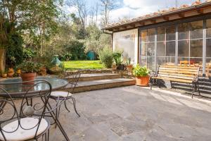 Otomo, Garden Home with Private Parking