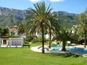 House with pool, parking, close to the beach