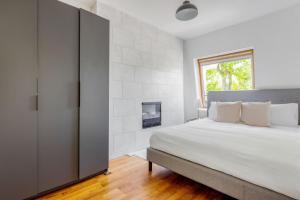 Bright & Cozy 1-Bed Top Floor Flat in West London