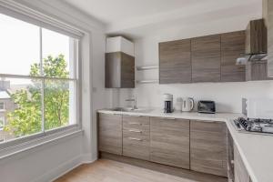 Bright & Cozy 1-Bed Top Floor Flat in West London