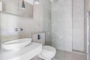 Bright & Cozy 1-Bed Top Floor Flat in West London