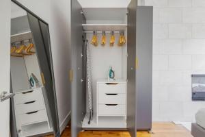 Bright & Cozy 1-Bed Top Floor Flat in West London