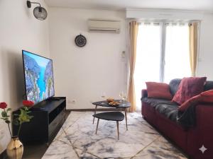 Airkeys Le Lilys - Idéal Famille & Groupe en Escapade Provence - Spacieux Lumineux & Calme - Parking Privé - 5min à pied du Centre Ville - Gare SNCF 5min - Marseille 15min - Calanques 20min - WIFI HD - Climatisation