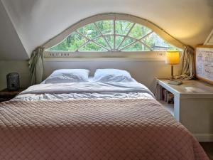 Historic Romantic Pavilion Retreat for 4