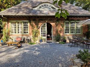 Historic Romantic Pavilion Retreat for 4