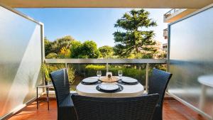 Appartement ensoleillé avec grande terrasse plein sud & piscine, à deux pas des plages et du centre