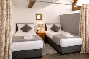Romeo Cottage - Sleeps 4 - Open Plan Barn - Private Hot Tub & Garden