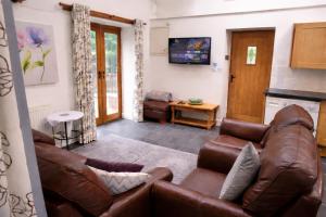 Romeo Cottage - Sleeps 4 - Open Plan Barn - Private Hot Tub & Garden