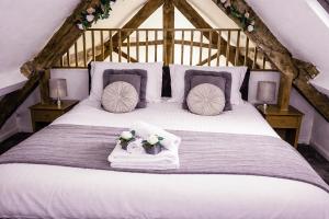 Romeo Cottage - Sleeps 4 - Open Plan Barn - Private Hot Tub & Garden