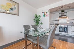 Central 3 Bed Apartment with Balcony and Free Parking