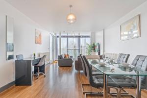 Central 3 Bed Apartment with Balcony and Free Parking