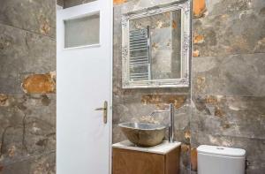 Lovely 1 Bd Apt with Balcony 10 min from Acropolis