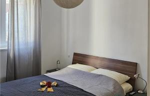 Beautiful Apartment In Makarska With Lake View