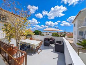 Terraço 26 - 8BR Villa Sleeps 22, Garden & Terrace, Near Lisbon & Beaches