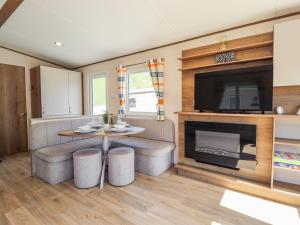 39 Larch View with hot tub