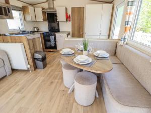 39 Larch View with hot tub
