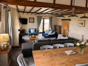 Mill Barn, Castle Carrock, dogs welcome, hot tub with countryside and reservoir views