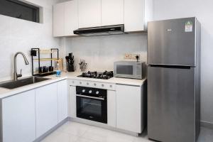 High-Floor 1BR Kileleshwa, Balcony and City Views