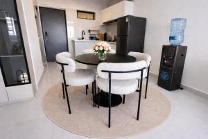 High-Floor 1BR Kileleshwa, Balcony and City Views