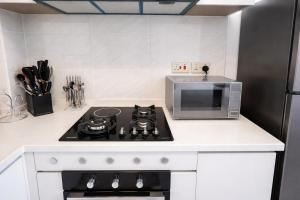 High-Floor 1BR Kileleshwa, Balcony and City Views