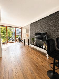 Boutique Old Town Perfect Apartment AC Parking WiFi Balcony