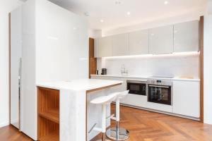 Luxury 2 bed 2 bath with Balcony & Sky Pool