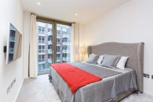 Luxury 2 bed 2 bath with Balcony & Sky Pool