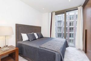 Luxury 2 bed 2 bath with Balcony & Sky Pool