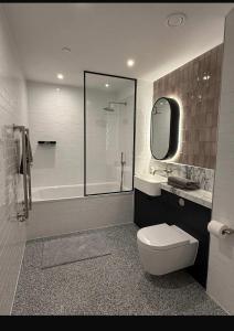 Luxury 2 bed 2 bath with Balcony & Sky Pool