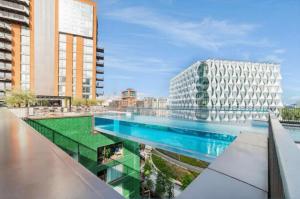 Luxury 2 bed 2 bath with Balcony & Sky Pool