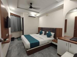 HOTEL EARTH INN, Subhash Bridge, RTO Circle, Ahmedabad