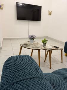 Stylish 2BR Pool, Gym Garden