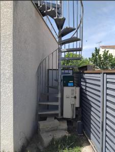 Pérols Centre, Studio unique au dessus de notre maison avec grande terrasse