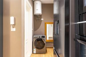 Brownie Luxury 3 Apartment with Balcony Full Kitchen 3 Min to Beach