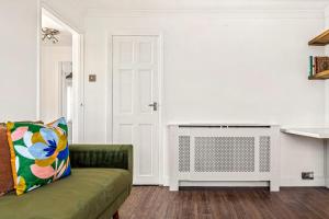 Modern 2-Bed House in Reading
