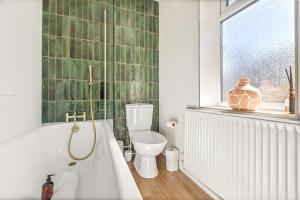 Modern 2-Bed House in Reading