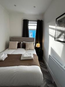 Bright & Spacious 4-Bedroom Home Near London