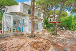 Marbella White Home, Calahonda, by Sol Maestranza