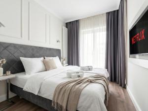 Golden Skyline Suites - Mennica Residence - Panoramic City View