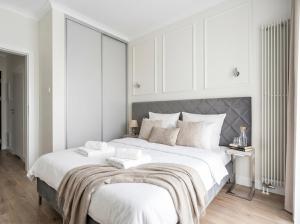 Golden Skyline Suites - Mennica Residence - Panoramic City View