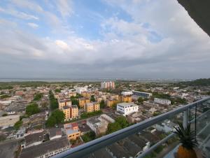 18th-Floor Apartment with a View, 3 Bedrooms, Near the Airport