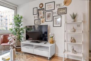 Modern Surrey Quays Flat