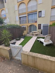 Appartement T2 avec son rez de jardin de 40 m2 5 couchages 250m de la plage et 15km de lArena