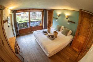 Atlas Ski - Bike Lodge, Catered Boutique Hotel in Central Morzine