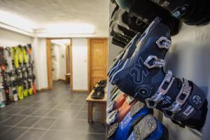 Atlas Ski - Bike Lodge, Catered Boutique Hotel in Central Morzine
