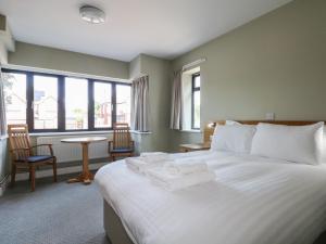Marine Court Ground-floor Double Bedroom with Wet Room