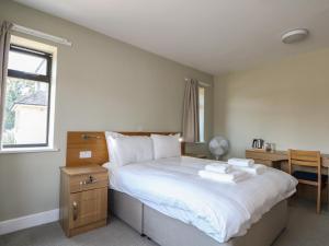 Marine Court Ground-floor Double Bedroom with Wet Room