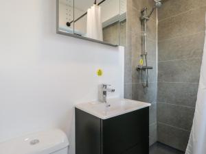 Marine Court Ground-floor Double Bedroom with Wet Room